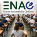Grupo de candidatos sentados em carteiras escrevendo durante exame do Enac 2026