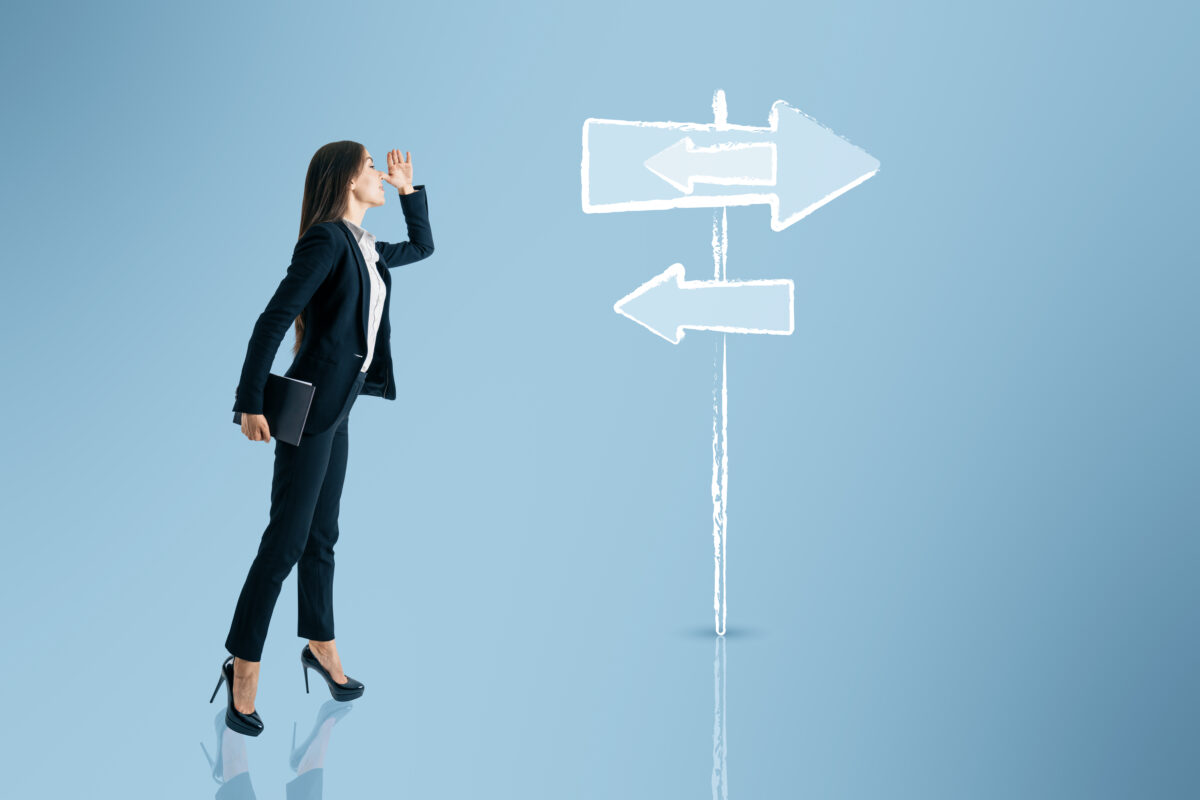 Escolha de carreira: encontrando o caminho certo em 2026. Mulher de terno olhando para sinais de direção, representando a escolha de carreira e caminhos profissionais.