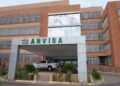 Fachada do edifício sede da Anvisa em Brasília com letreiro e logotipo da agência na entrada principal.