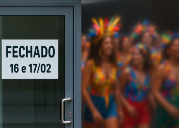 Placa de fechado em agência bancária durante Carnaval de 16 e 17 de fevereiro com folião ao fundo