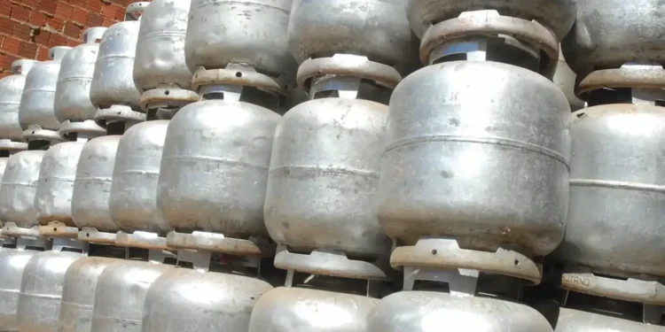 Pilha de botijões de gás representando o benefício social que garante até seis recargas gratuitas por ano.