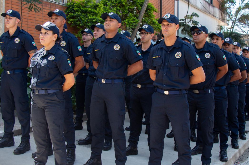 Guarda Municipal Grupo de guardas municipais uniformizados perfilados durante cerimônia ao ar livre