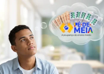 Jovem refletindo sobre o incentivo de R$ 1.000 do Pé-de-Meia pela conclusão do ensino médio, com notas de dinheiro visíveis.