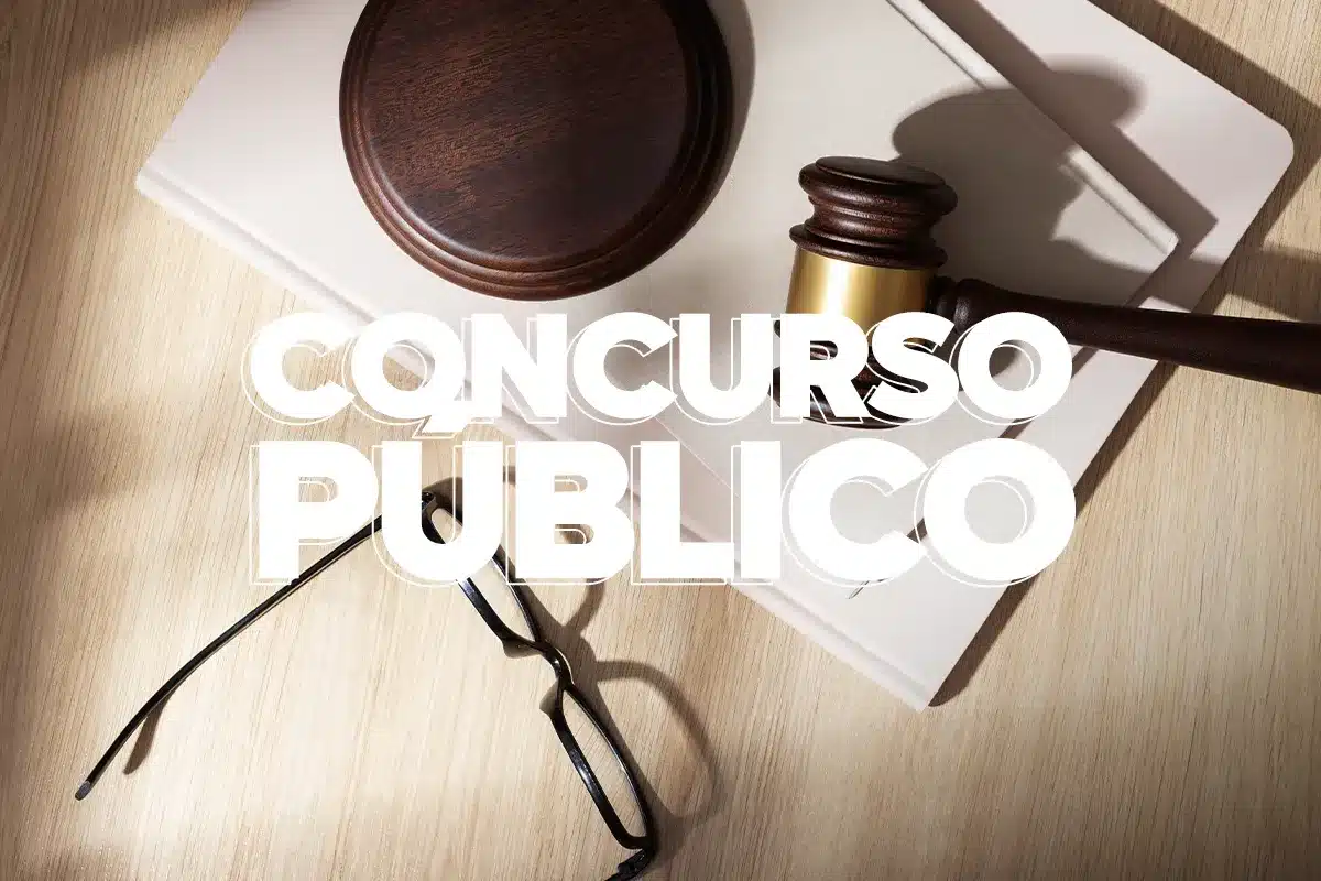 Inscrições DPE-BA Martelo de juiz e óculos sobre livro jurídico representando concurso público da Defensoria Pública da Bahia