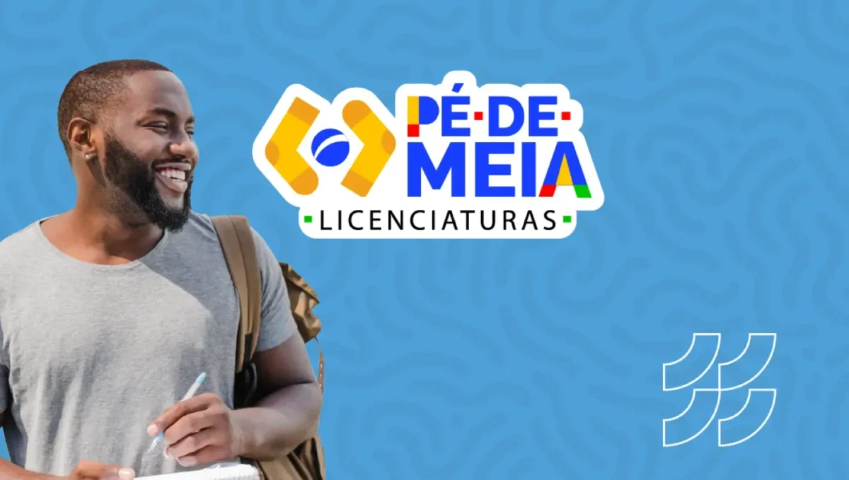 Pé-de-Meia Licenciaturas 2026 - Inscrições abertas para estudantes. Estudante sorrindo com camiseta cinza, carregando mochila e bloco de notas, promovendo o programa Pé-de-Meia Licenciaturas 2026 do MEC.