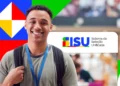 Estudante com mochila e crachá sorri em frente ao logo do Sisu em ambiente universitário, representando a lista de espera do Sisu 2026