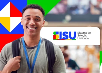 Estudante com mochila e crachá sorri em frente ao logo do Sisu em ambiente universitário, representando a lista de espera do Sisu 2026