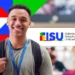 Estudante com mochila e crachá sorri em frente ao logo do Sisu em ambiente universitário, representando a lista de espera do Sisu 2026