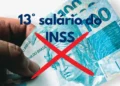 Pessoa segurando notas de dinheiro COM destaque para aviso sobre segurados do INSS que não receberão o décimo terceiro salário em 2026