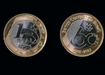 Anverso e reverso da moeda de 1 Real comemorativa de 60 anos do Banco Central. A imagem exibe o valor "1 REAL" e a data "2025" de um lado, e do outro o logotipo de 60 anos do BC com as datas "1965-2025".