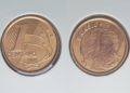 Montagem mostrando as duas faces de uma moeda de 1 centavo de 2000 em suportes brancos. À esquerda, o reverso exibe o número "1", a palavra "CENTAVO" e o ano "2000". À direita, o anverso mostra a efígie de Pedro Álvares Cabral ao lado de uma nau.