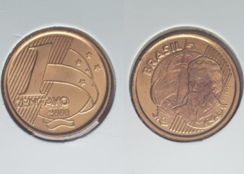 Montagem mostrando as duas faces de uma moeda de 1 centavo de 2000 em suportes brancos. À esquerda, o reverso exibe o número "1", a palavra "CENTAVO" e o ano "2000". À direita, o anverso mostra a efígie de Pedro Álvares Cabral ao lado de uma nau.