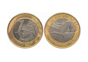 Frente e verso da moeda de 1 real de 2019, comemorativa dos 25 anos do Plano Real, exibindo um beija-flor alimentando filhotes no ninho.