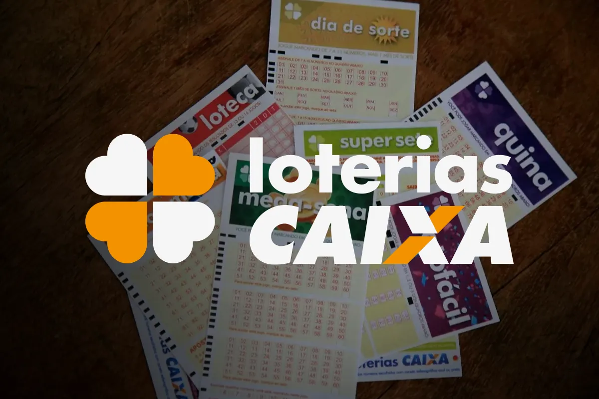 Cartões de apostas das Loterias Caixa sobre fundo de madeira, com destaque para diferentes modalidades como Quina, Loteca, Super Sete, e Dia de Sorte.