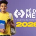 Um jovem sorrindo, segurando livros e um celular, com o logo do programa Pé-de-Meia e a frase 'A poupança do ensino médio 2026' em destaque, representando as mudanças no programa.