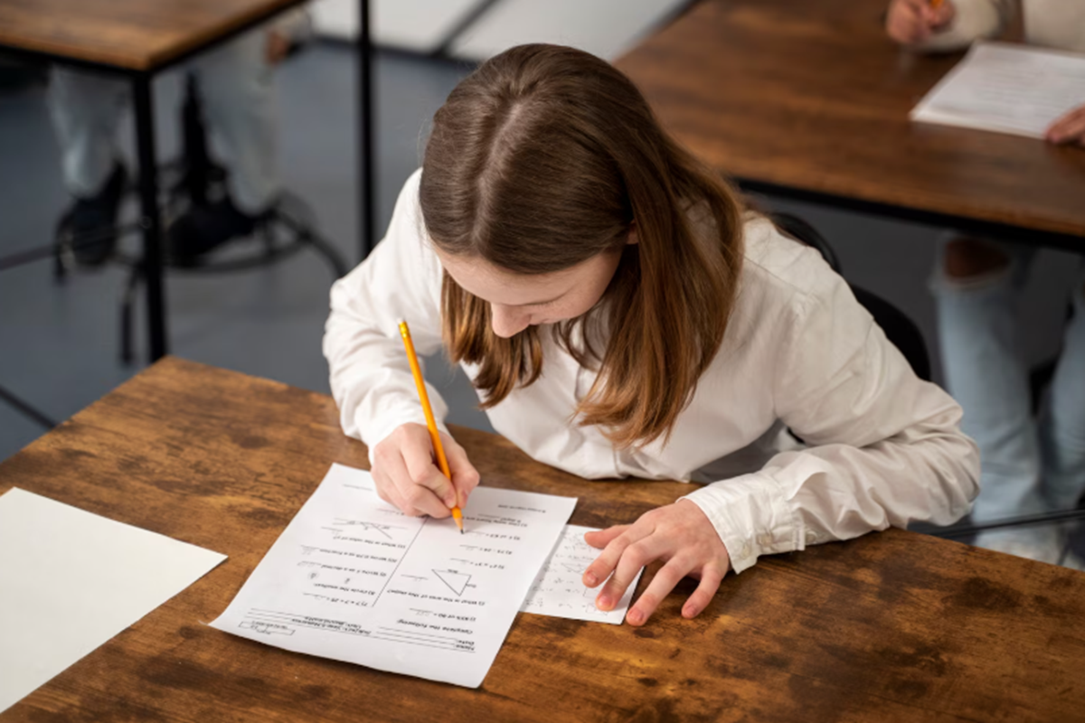 Pesquise sobre o mercado de trabalho atual Estudante fazendo anotações e pesquisando sobre carreiras e mercado de trabalho para escolher profissão
