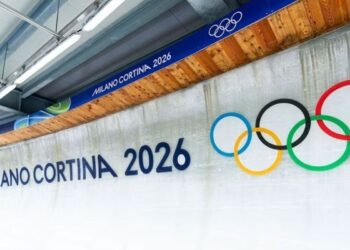 Logo dos Jogos Olímpicos de Inverno Milano Cortina 2026, com os anéis olímpicos e a marca do evento.
