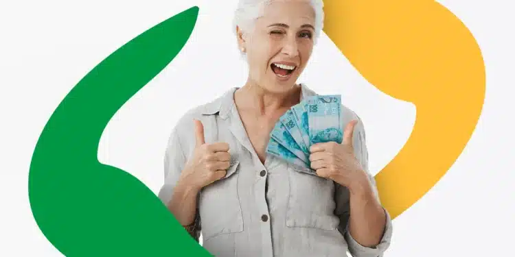 Aposentada feliz segurando dinheiro nas mãos aguardando pagamento do 13º salário do INSS em 2026