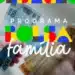 uma pessoa segurando cédulas de 100 e 50 reais, representando o pagamento do programa Bolsa Família no Brasil.