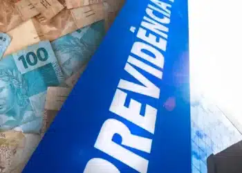 Prédio da Previdência com cédulas de real, representando os pagamentos de R$ 8.475,55 do INSS.