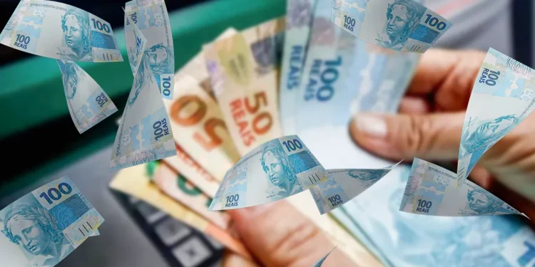 Dinheiro do 13º salário do INSS, com notas de R$ 100 e R$ 50 flutuando em um fundo de caixa eletrônico, representando o pagamento das parcelas do 13º.