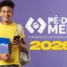 Jovem sorrindo segura cadernos e celular com mochila, ao lado do logo Pé-de-Meia 2026