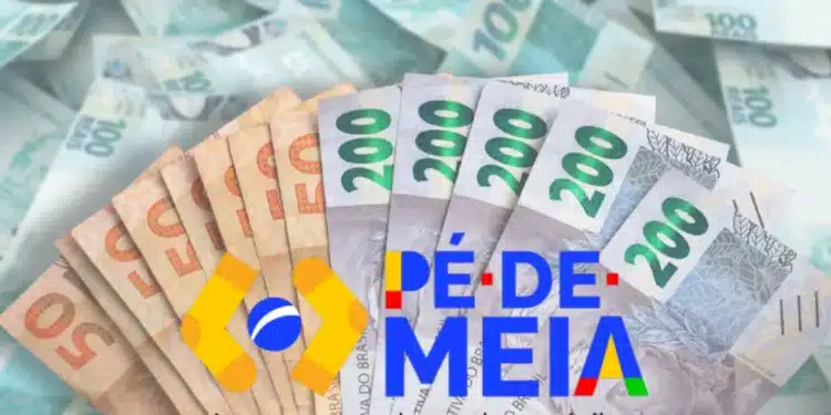 Notas de dinheiro em primeiro plano, com destaque para os valores de R$ 50 e R$ 200, em fundo de cédulas de R$ 100, acompanhadas do logo e texto da campanha Pé-de-Meia.