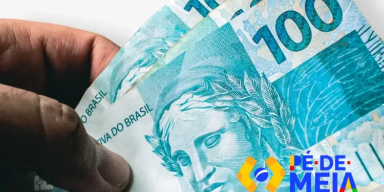 Estudante segurando notas de 100 reais relacionadas ao programa Pé-de-Meia com incentivo financeiro de até R$ 1050