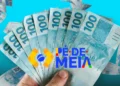 Notas de 100 reais com destaque para anúncio do benefício Pé-de-Meia de R$ 1.050 com inscrições abertas em 17 de junho para pagamento em 2026.