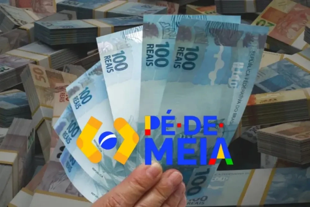 Pé-de-Meia Licenciaturas – Bolsa de R$ 1.050 mensais Notas de 100 reais ilustrando pagamento da bolsa Pé-de-Meia Licenciaturas para estudantes de graduação presencial
