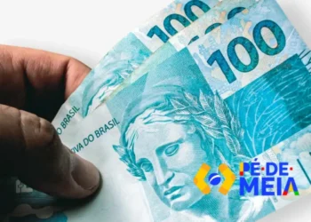 Notas de R$ 100 com a logo do Pé-de-Meia, com tema sobre o saque imediato de R$ 700 e R$ 350 para a poupança em 2026.