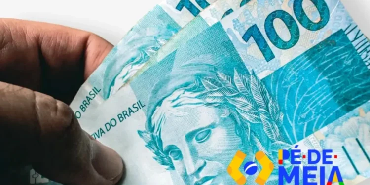 Notas de R$ 100 com a logo do Pé-de-Meia, com tema sobre o saque imediato de R$ 700 e R$ 350 para a poupança em 2026.