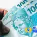 Notas de R$ 100 com a logo do Pé-de-Meia, com tema sobre o saque imediato de R$ 700 e R$ 350 para a poupança em 2026.