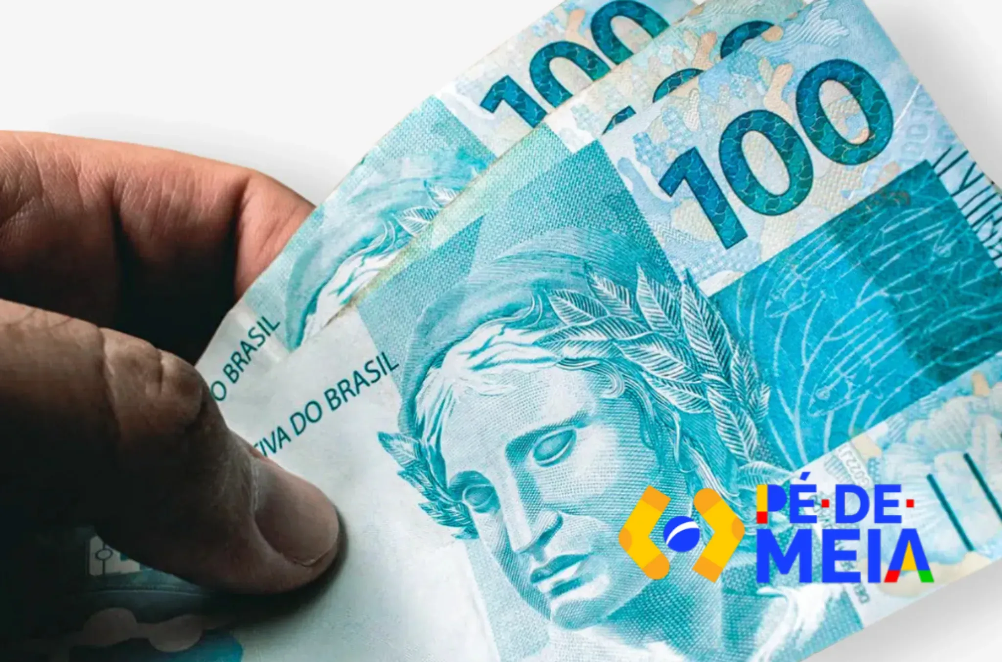 Pé-de-Meia Licenciaturas – Bolsa de R$ 1.050 mensais Mão segura notas de cem reais com logo do Pé-de-Meia no canto inferior direito
