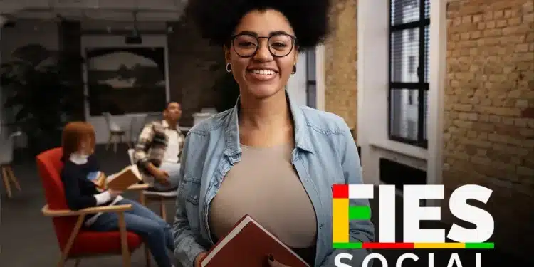 Jovem estudante sorridente segura um livro, representando a complementação de dados do Fies 2026, com prazo até terça-feira, 24 de fevereiro.