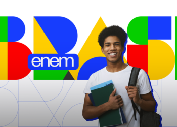 Jovem estudante sorrindo com cadernos e mochila em frente ao logotipo oficial do Enem Brasil