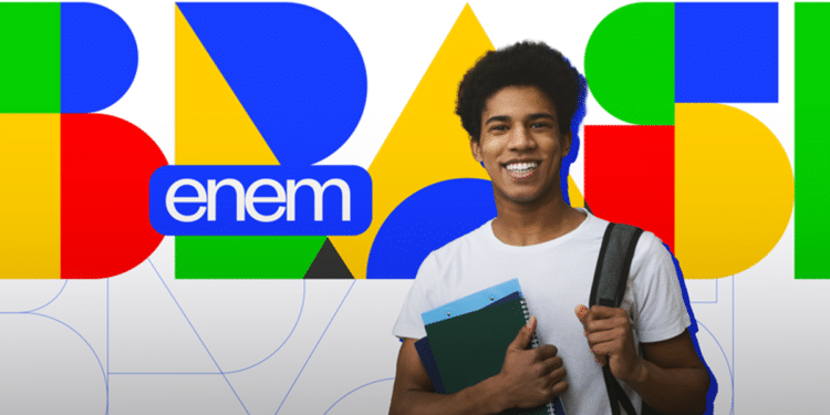 Jovem estudante sorrindo com cadernos e mochila em frente ao logotipo oficial do Enem Brasil