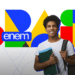 Jovem estudante sorrindo com cadernos e mochila em frente ao logotipo oficial do Enem Brasil