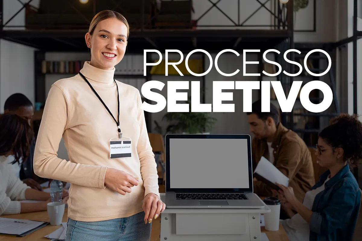 Inscrições abertas para processo seletivo público Pessoa em ambiente profissional ao lado de notebook simbolizando inscrição em processo seletivo público.