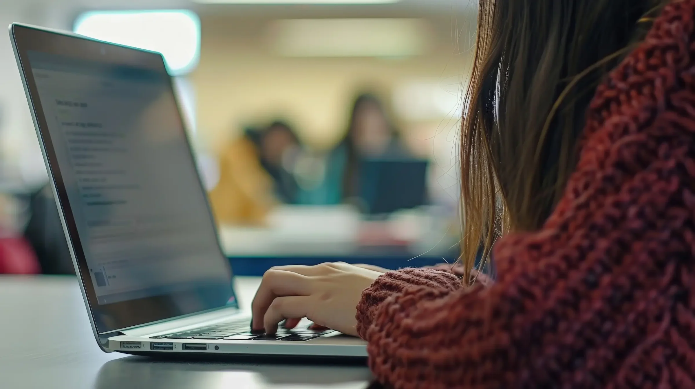 Período de inscrições do processo seletivo começa em 14 de fevereiro Pessoa utilizando notebook para realizar futura inscrição no processo seletivo da Prefeitura com início em 14 de fevereiro.