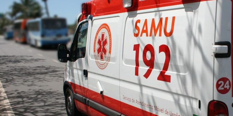 Ambulância do SAMU 192 estacionada em via pública, representando o processo seletivo com mais de 100 vagas em Uberlândia MG
