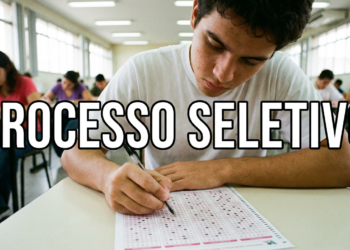 Estudante preenche cartão-resposta em processo seletivo com colegas ao fundo