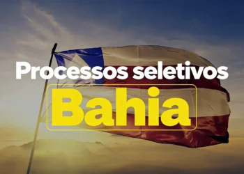 Imagem com a bandeira da Bahia ao fundo e texto destacando o encerramento das inscrições de dois editais de processos seletivos com mais de 360 vagas disponíveis.
