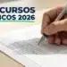 Candidato preenchendo cartão-resposta de prova, ilustrando o concurso IBGE com aplicação de prova marcada para 1º de março.