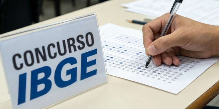 Candidato preenche cartão de respostas ao lado de placa com inscrição concurso IBGE