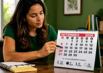 Mulher brasileira consultando calendário de setembro de 2026 em mesa de escritório, representando o planejamento do calendário completo de folgas.