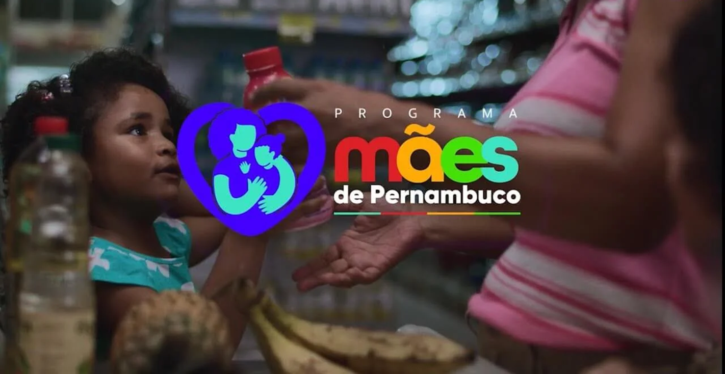 Programa Mães de Pernambuco - Quem Tem Direito ao Benefício Logo do Programa Mães de Pernambuco com ilustração de mãe e filho e família fazendo compras ao fundo