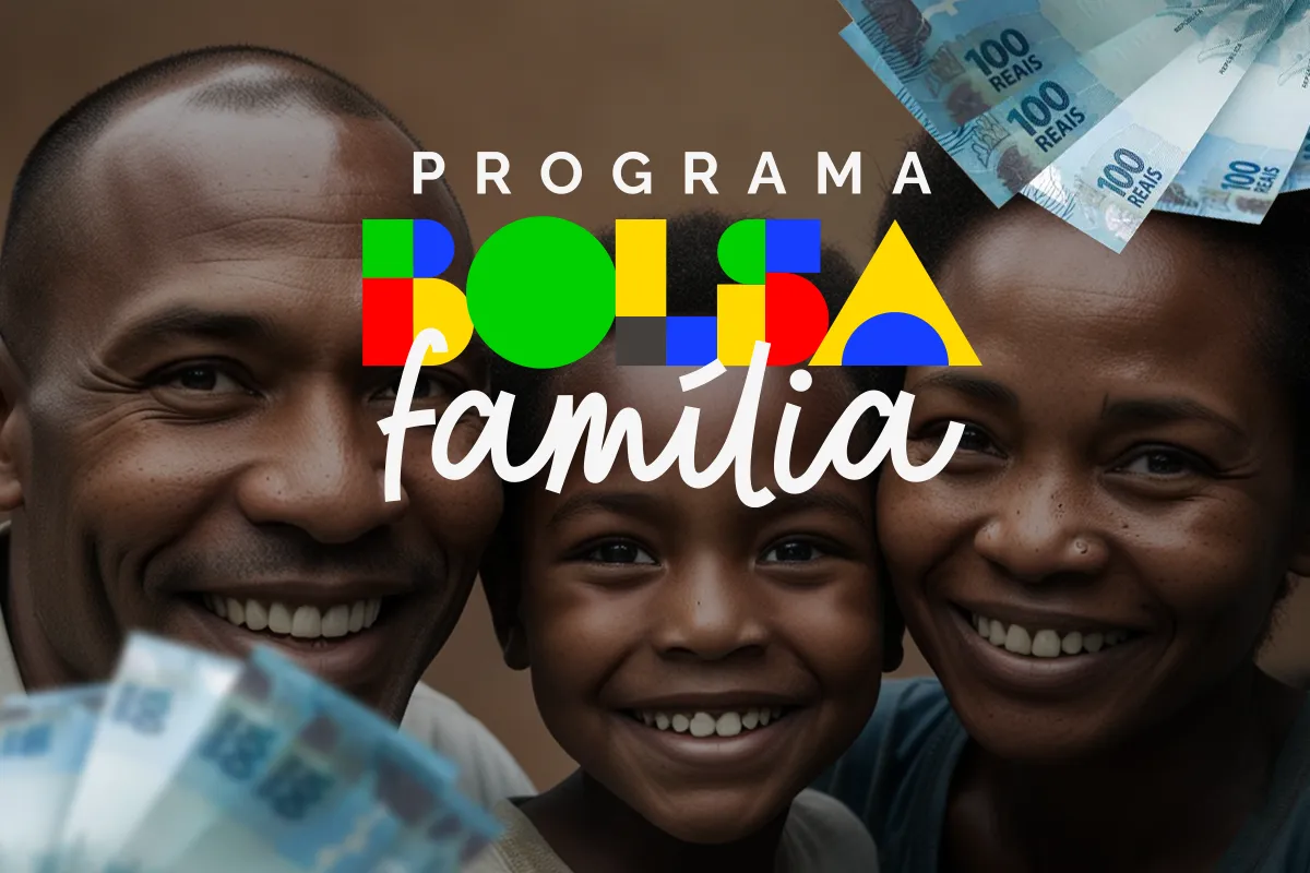 Quem pode receber o Bolsa Família e quais os valores? Família brasileira sorrindo com logotipo do Programa Bolsa Família e cédulas de R$ 100 reais