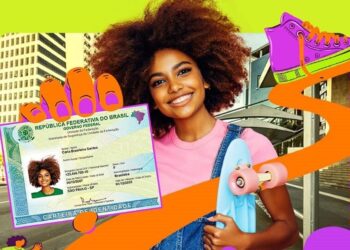 Jovem sorridente com nova Carteira de Identidade Nacional em arte colorida do SAC