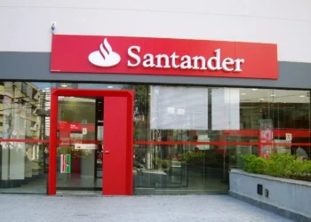 Agência do banco Santander com fachada vermelha destacando anúncio de mais de 300 vagas de emprego no setor bancário.